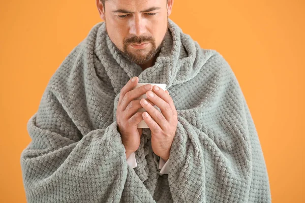 男性病気とともにインフルエンザ飲料熱いお茶上の色の背景 — ストック写真