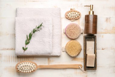 Ahşap arka planda banyo aksesuarları.