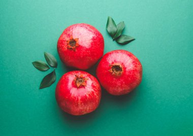 Renkli arkaplanda olgun lezzetli nar