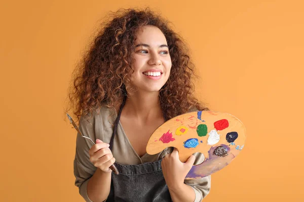 Красивая афро-американская художница на цветном фоне — стоковое фото