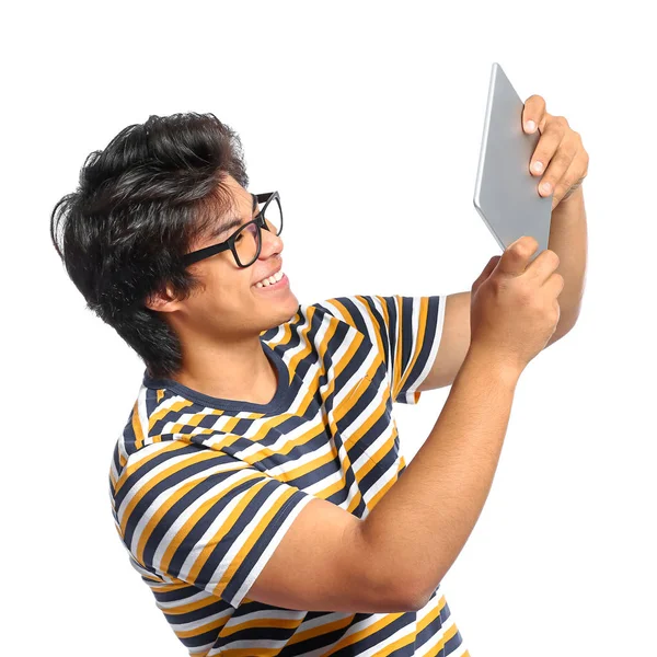 白い背景にタブレットコンピュータを持つ男性アジアのプログラマー — ストック写真