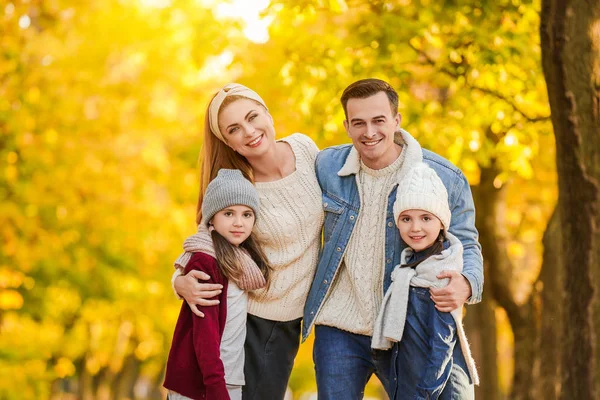 Retrato de familia feliz en el parque de otoño —  Fotos de Stock