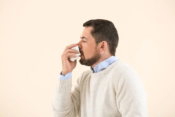 Man ill with flu on light background — Stock Photo, Image