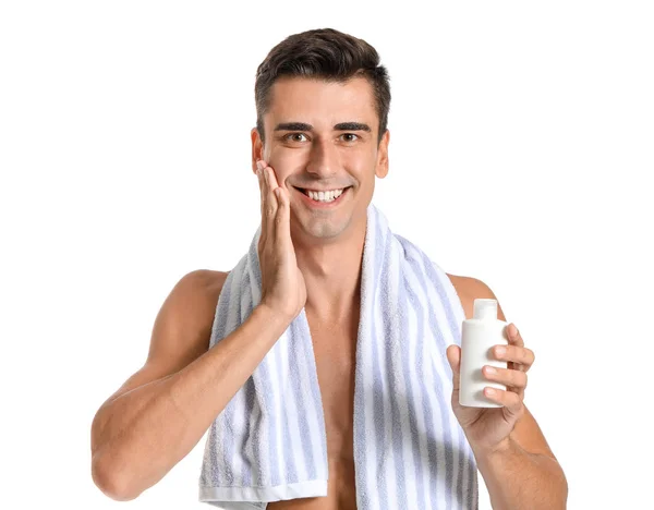 Stilig ung man tillämpa lotion efter rakning på vit bakgrund — Stockfoto