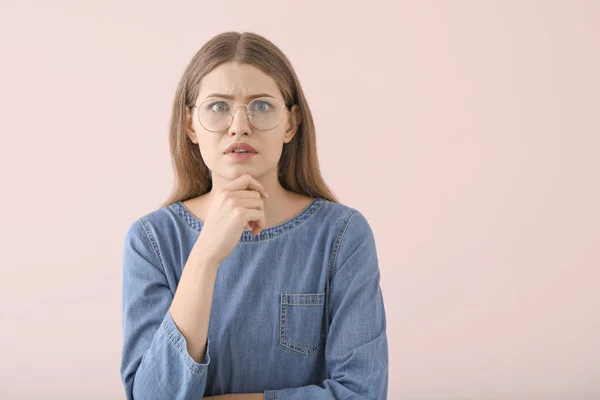 忧心忡忡的肤色年轻女子 — 图库照片