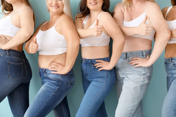 Skupina tělesně pozitivní ženy ukazující palec nahoru na barevném pozadí — Stock fotografie