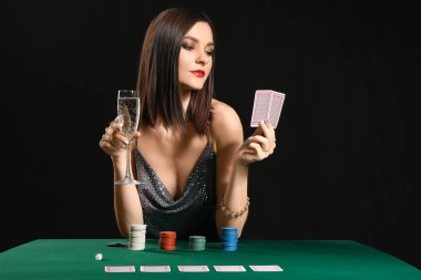 Kumarhanedeki masada bayan poker oyuncusu