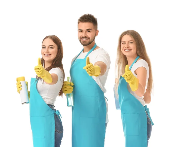 Equipe de zeladores mostrando gesto de polegar para cima no fundo branco — Fotografia de Stock