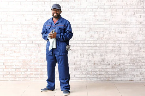 Afroamerický automobilový mechanik poblíž cihlové zdi — Stock fotografie