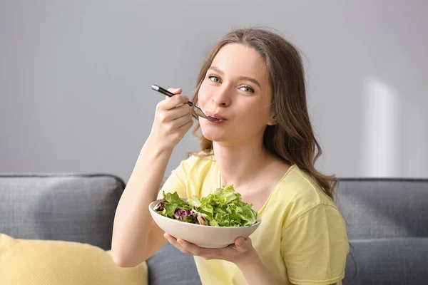 Mujer comiendo ensalada de verduras saludables en casa — Foto de Stock