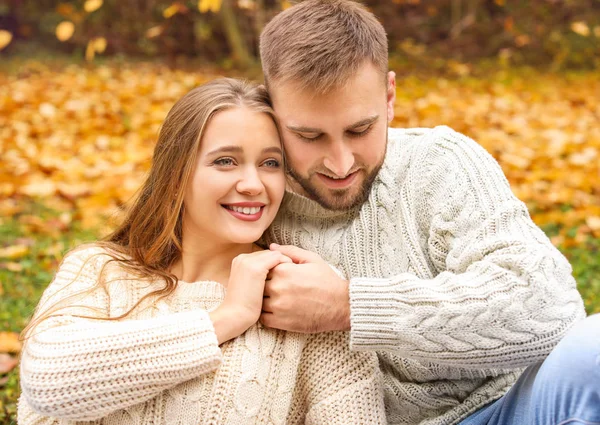 Amar pareja joven en el parque de otoño — Foto de Stock