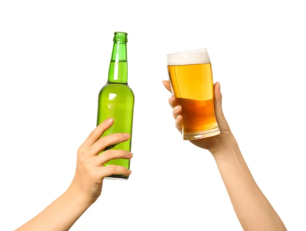 Händer med öl på vit bakgrund — Stockfoto