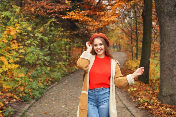 Belle jeune femme dans le parc d'automne — Photo