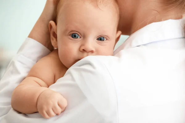 Pediatra con bambino carino, primo piano — Foto Stock