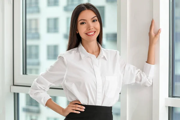 Mooie Aziatische zakenvrouw in de buurt venster in kantoor — Stockfoto