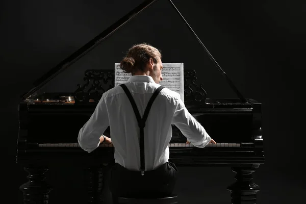 A koncertre zongorázni játszó férfi — Stock Fotó
