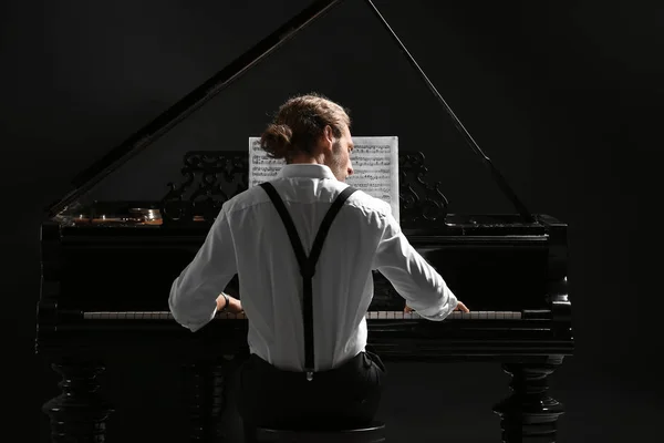 Man playing grand piano at the concert — Stock Photo, Image