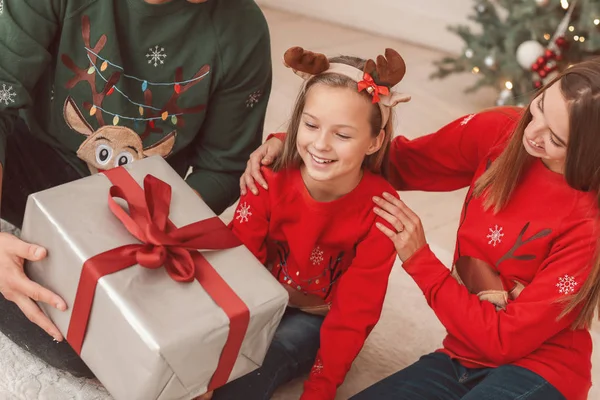 Pais dando presente de Natal para sua filha em casa — Fotografia de Stock