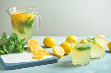 Masada taze limonata bardakları