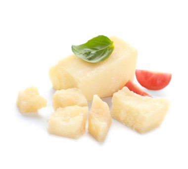Beyaz arka planda lezzetli parmesan peyniri