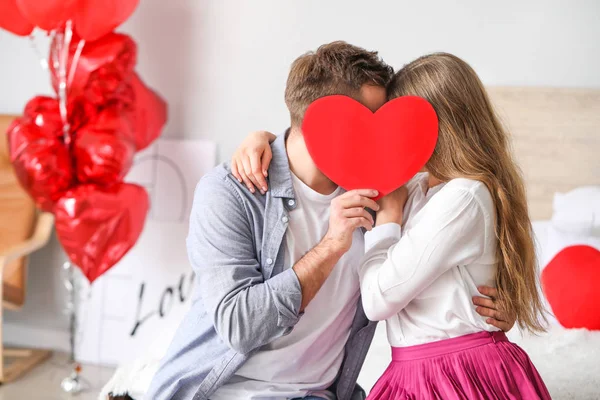 家でバレンタインデーを祝う幸せな若いカップル — ストック写真