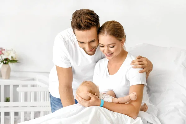 Familia joven con bebé recién nacido en el hospital de maternidad —  Fotos de Stock