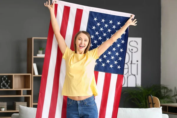Щаслива молода жінка з національним прапором Уси вдома. — стокове фото