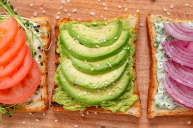 Ahşap tahta üzerinde farklı lezzetli sandviçler, closeup