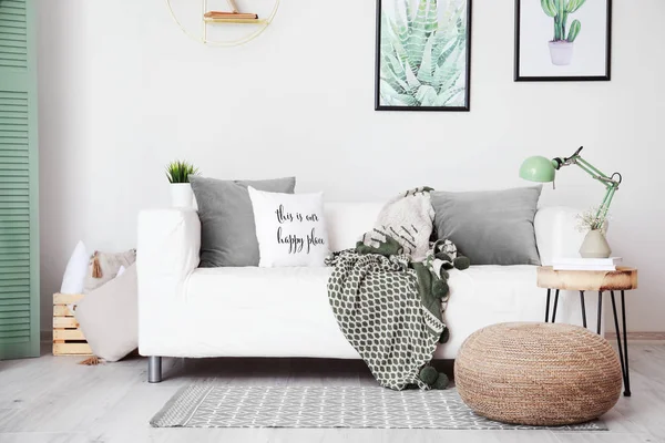 Elegante interior de la sala de estar con sofá cómodo —  Fotos de Stock