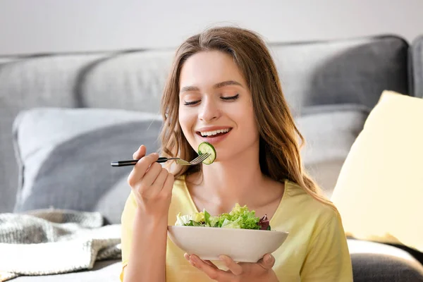 Mulher comendo salada de legumes saudável em casa — Fotografia de Stock