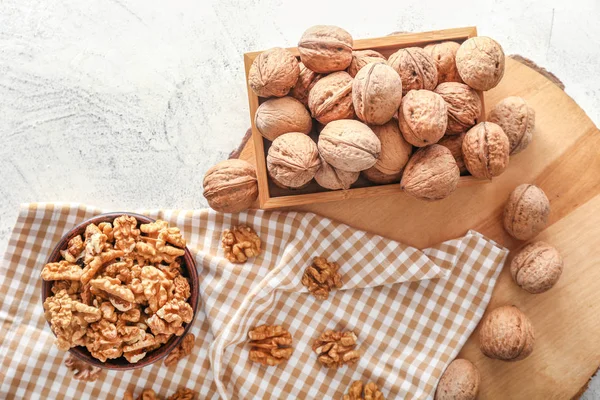 Вкусные орехи на белом фоне — стоковое фото