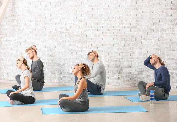 Gruppo di persone che praticano yoga in palestra — Foto Stock