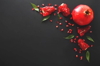 Koyu arkaplanda olgun sulu nar.