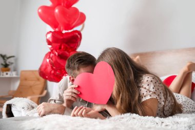 Sevgililer Günü 'nü evde kutlayan mutlu genç çift.