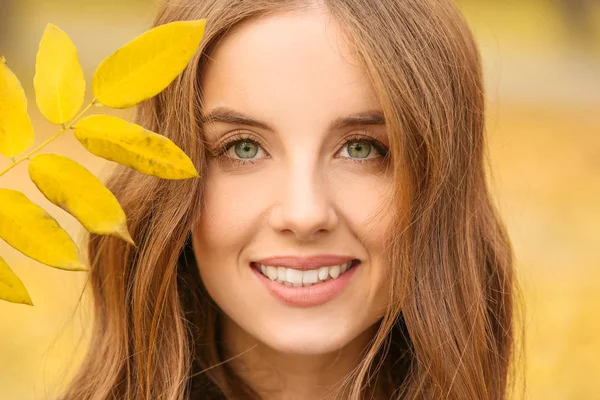 Retrato de mujer joven con estilo en el día de otoño —  Fotos de Stock