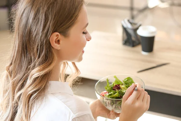 Vrouw eet gezonde groente salade in Office — Stockfoto