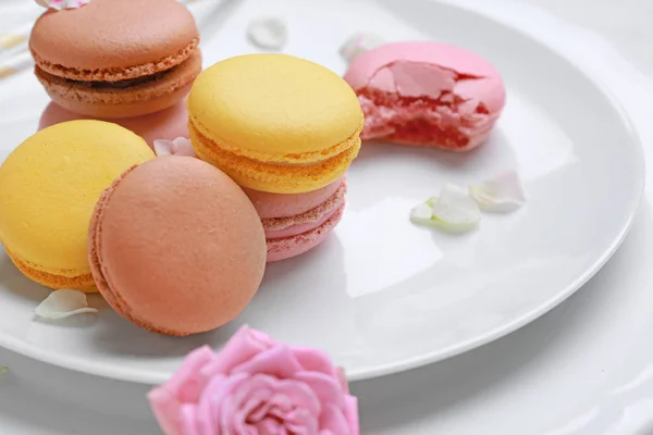 Different tasty macarons on plate, closeup — Stock Photo, Image