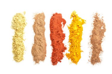 Beyaz arka planda çok farklı baharatlar