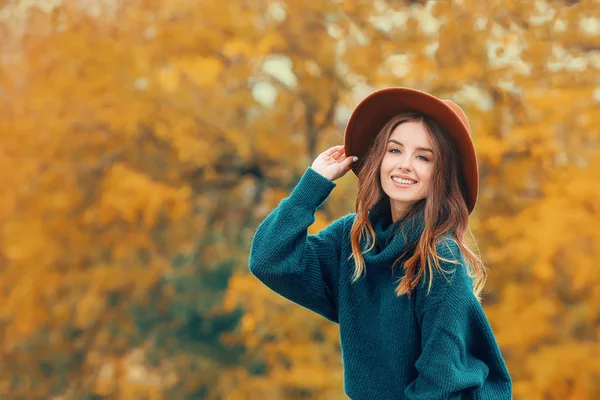 Portrait of stylish young woman in autumn park — Stock Photo, Image