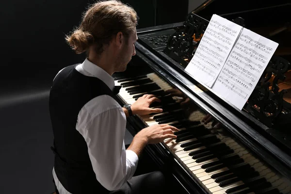 Man playing grand piano at the concert — Stock Photo, Image