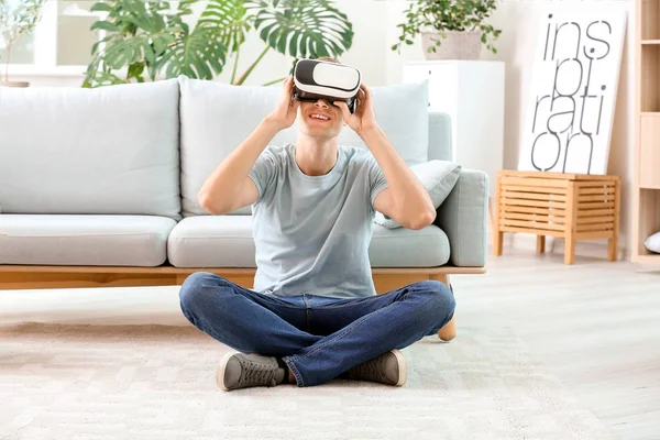 Giovane uomo con occhiali di realtà virtuale a casa — Foto Stock