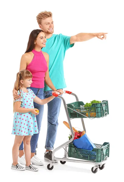 Família com carrinho de compras em fundo branco — Fotografia de Stock