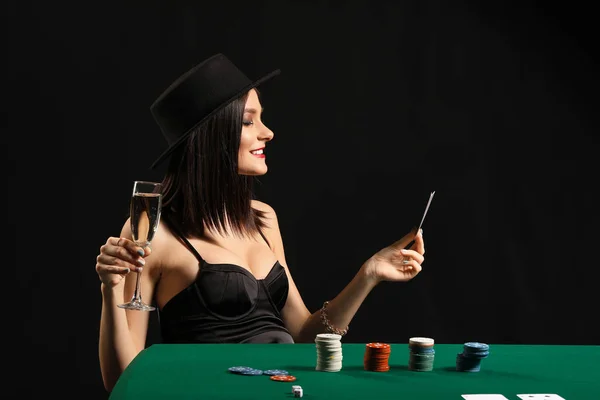 Женщина игрок в покер за столом в казино — стоковое фото
