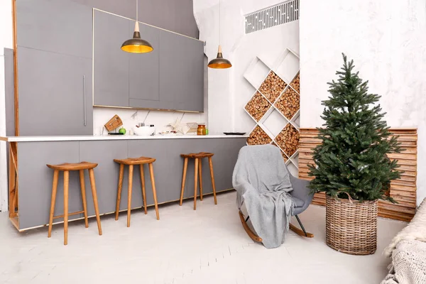 Interieur einer modernen Studiowohnung mit Weihnachtsbaum — Stockfoto