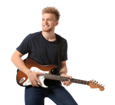Beyaz arka planda gitarı olan yakışıklı bir adam.