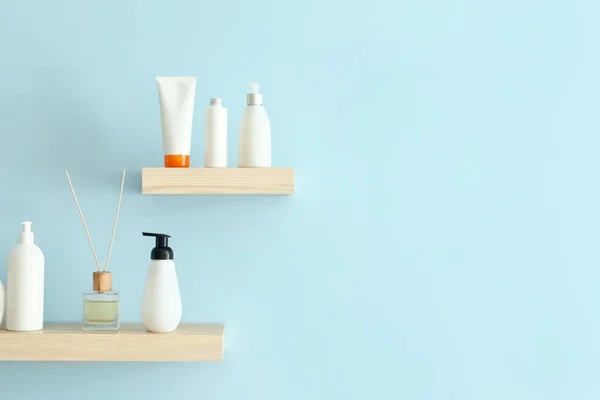 Półki z produktami kosmetycznymi wiszącymi na ścianie — Zdjęcie stockowe