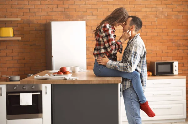 Feliz joven pareja en la cocina en casa —  Fotos de Stock