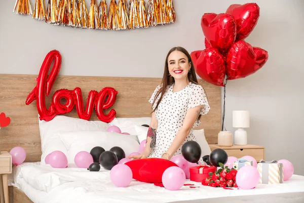 Mulher bonita com presentes na cama. Celebração do Dia dos Namorados — Fotografia de Stock