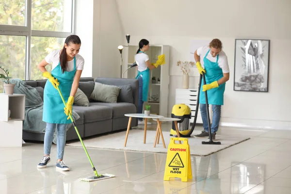 Η ομάδα της janitors καθαρισμού επίπεδη — Φωτογραφία Αρχείου