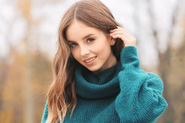 Portrait of stylish young woman on autumn day — Stock Photo, Image